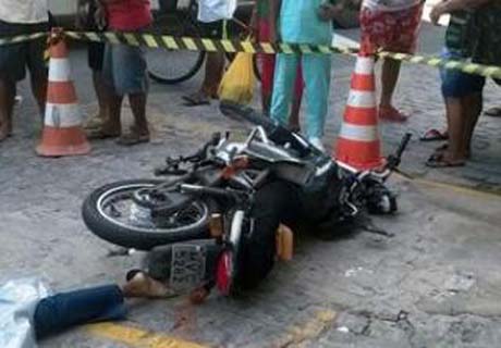 Motociclista morre após colidir com veículo na Comendador Leão