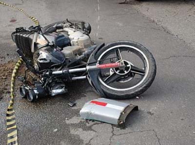 Colisão de moto com poste deixa dois mortos