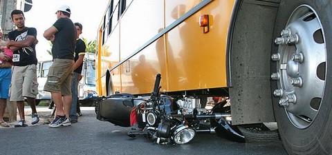 Motociclista morre ao colidir com ônibus na BR-316