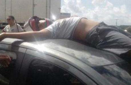 Motoqueiro colide com veículo e acaba no teto do carro em acidente na AL-220 em Arapiraca