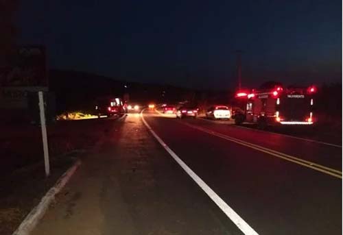 Carro cai em ribanceira e deixa três mulheres feridas na BR-104 em Murici