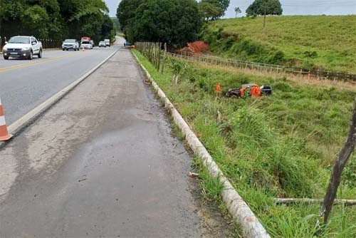 Carro sai da pista, cai em ribanceira e condutor morre em trecho da BR-104