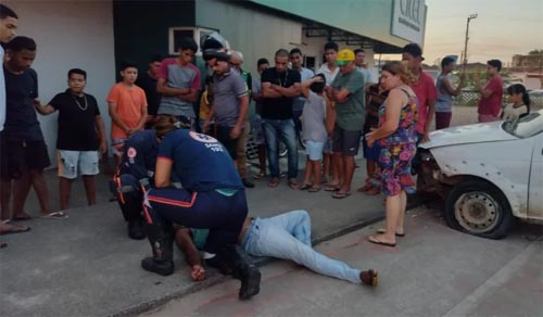 Motorista perde controle de veículo e atinge mureta de proteção de via