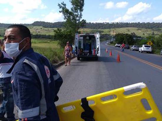 Engavetamento de seis caminhões deixa trânsito lento na BR 101