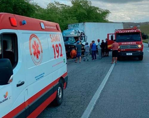 Uma pessoa fica ferida em acidente entre caminhões na BR-101, em Novo Lino