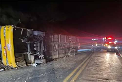 Acidente fatal na BR-251: ônibus proveniente de Arapiraca capota e resulta na morte de cinco pessoas, incluindo uma criança