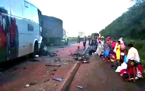 Ônibus que levava trabalhadores alagoanos para Goiás se envolve em acidente com caminhão