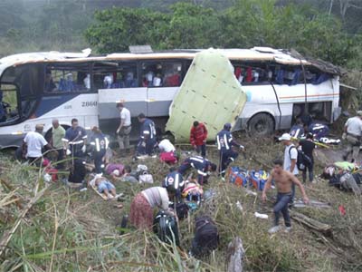 Ônibus capota na BR-330 e deixa 40 feridos na Bahia, diz PRF