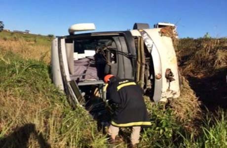 Ônibus com destino a Maceió colide com carreta na Bahia