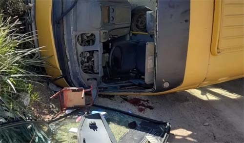 Após colisão, ônibus escolar tomba sobre moto e mata piloto
