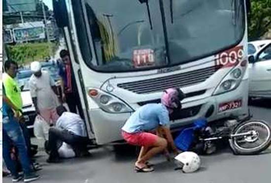 Homem sobrevive após motocicleta parar embaixo de ônibus na Leste