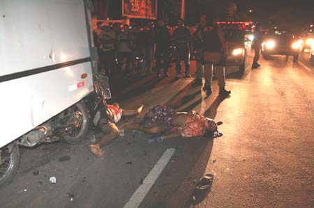 Colisão entre motocicleta e ônibus deixa duas pessoas mortas no Farol