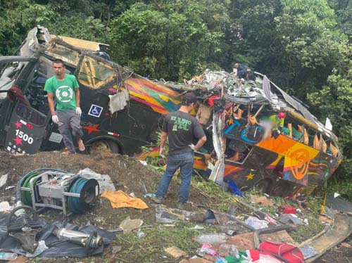 Acidente com ônibus na BR-376 em Guaratuba deixa 21 mortos e 33 feridos no Paraná, diz PM