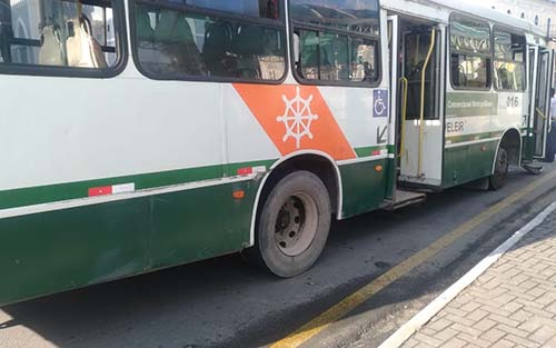Ônibus da veleiro perde freio e colide em três carros na Praça dos Martírios