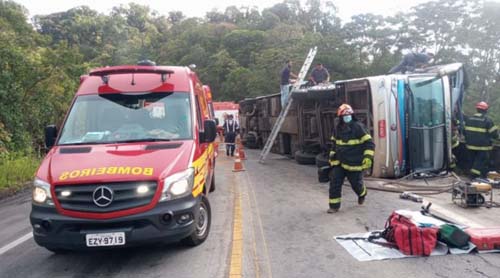 Tombamento de ônibus deixa seis mortos em rodovia do Estado de São Paulo neste sábado