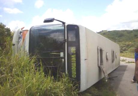 Condutor perde o controle e ônibus tomba na AL-210 em Viçosa