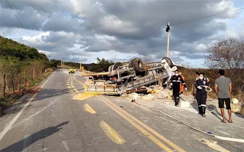 Mulher morre e homem fica ferido após caminhão capotar em trecho da AL-115 em Palmeira dos Índios