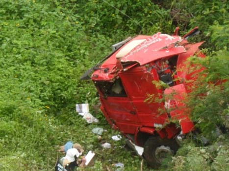 Motorista perde controle e carreta tomba na Serra das Espias 