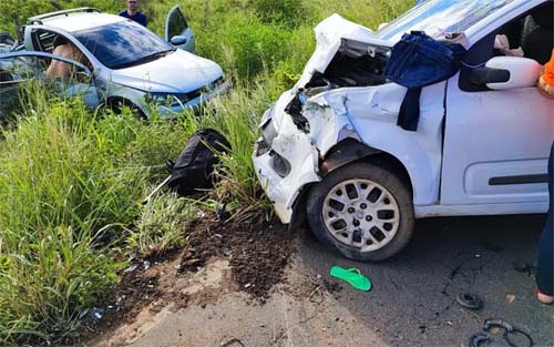 Cinco pessoas e uma criança ficam feridas após acidente entre dois veículos em Palmeira dos Índios