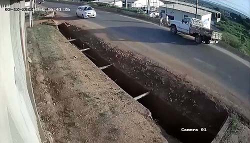 Adolescente está em coma após ser atropelada por caminhonete, em Palmeira dos Índios