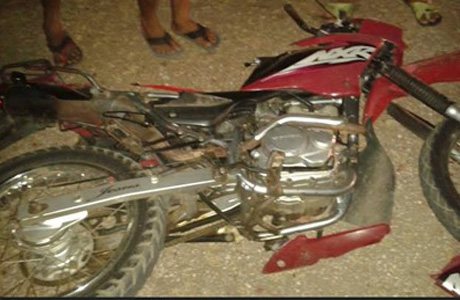 Moto colide contra caminhonete e deixa um morto e outro ferido