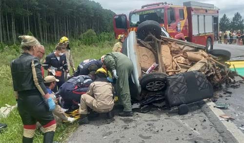 Na véspera de Natal, acidente mata três pessoas na BR-277, no Paraná