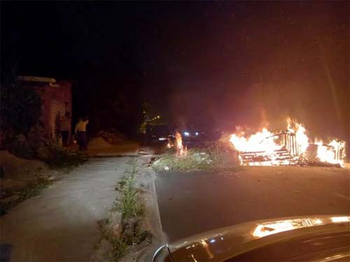 Motociclista morre em colisão com ônibus e moradores bloqueiam acesso a conjunto