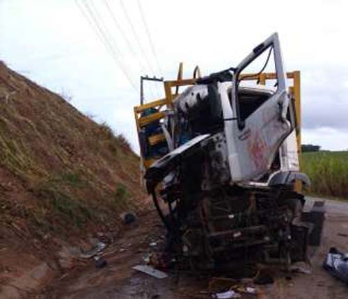 Caminhão com botijões de gás colide com trator e deixa um morto e três feridos