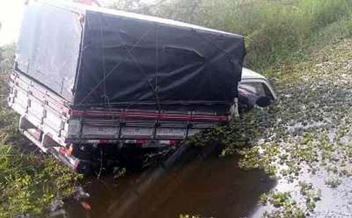 Condutor morre após perder o controle e cair com veículo em barragem