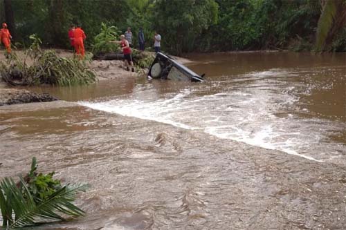 Pai, mãe e três filhos morrem após carro cair em rio no Piauí