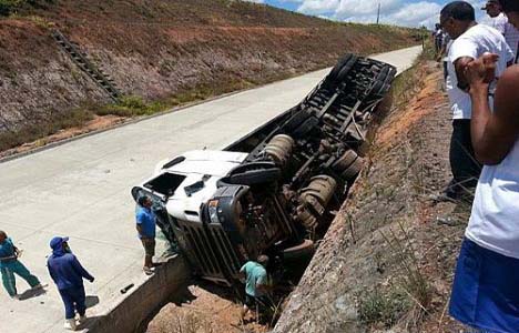 Dois irmãos ficam feridos após capotamento no Pilar