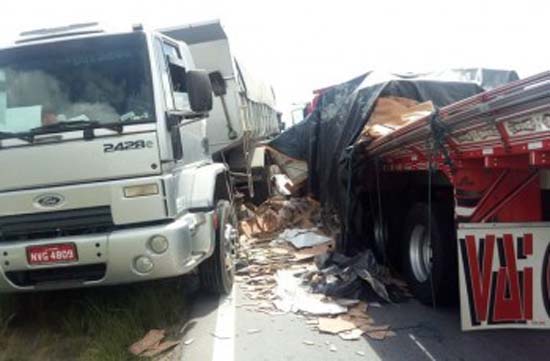 Acidente entre caminhões bloqueia tráfego na BR-101, em Pilar