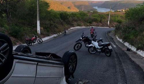 Capotamento deixa dois feridos, sendo um preso nas ferragens em Alagoas