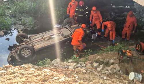 Carro Cai de Ponte em Construção e Deixa uma Pessoa Presa às Ferragens na AL-115, em Palmeira dos Índios