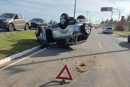 Capotamento deixa um idoso gravemente ferido no Pontal da Barra