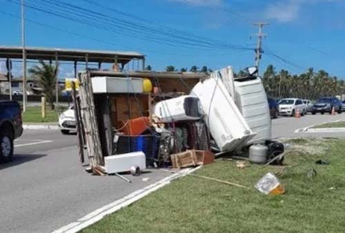 Acidente entre caminhão de mudança e carro de passeio deixa trânsito congestionado no Pontal da Barra