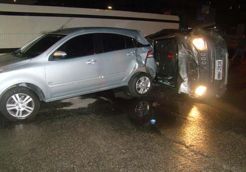 Carro sobe em calçada, capota duas vezes e bate em outro veículo