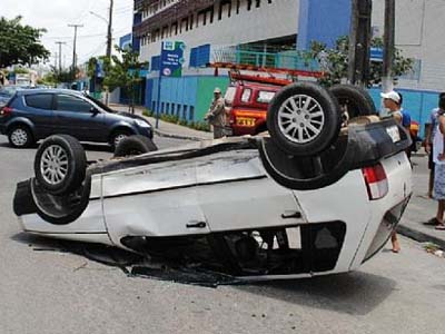 Capotamento deixa quatro pessoas feridas na Ponta Verde