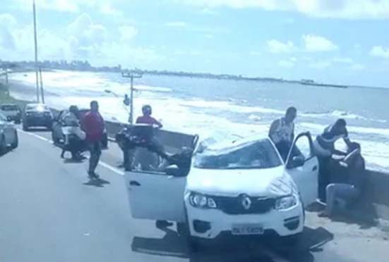 Carro capota e deixa duas pessoas feridas na AL-101 Sul