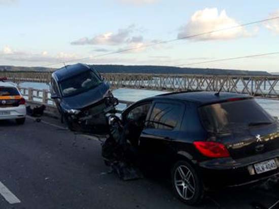 Colisão entre veículos é registrada na Ponte Divaldo Suruagy