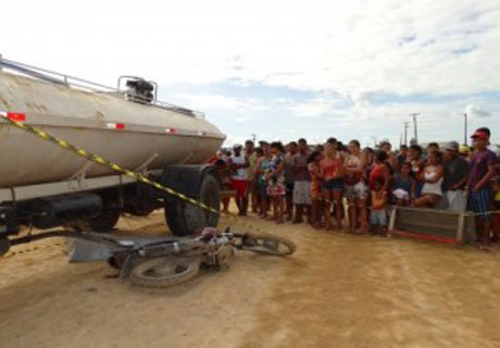 Criança morre atropelada por caminhão-pipa
