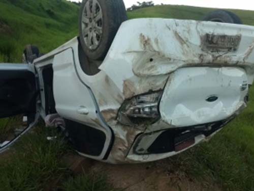 Motorista capota carro com três passageiros na AL-465, em Porto Calvo