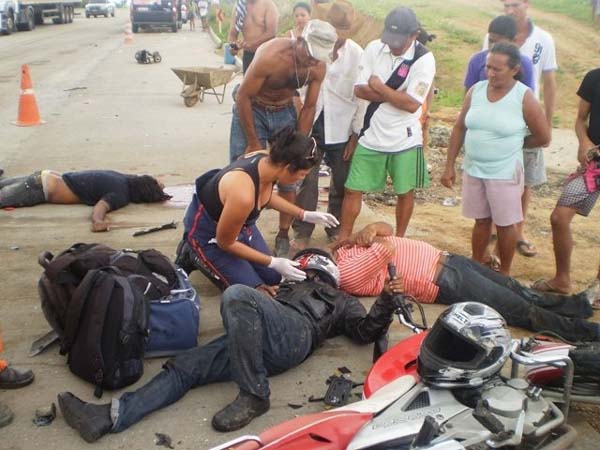 Acidente envolvendo moto, carreta e carro de passeio deixa um morto 