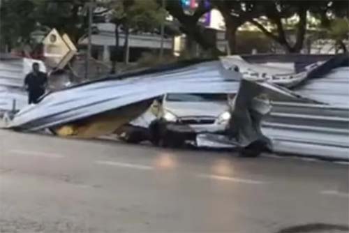 Motorista perde o controle após explosão de pneu e invade obras da Praça do Centenário, em Maceió