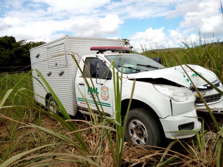 Rabecão do IML colide com poste ao descer de ribanceira em São Luís do Quitunde