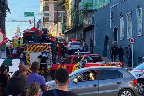 Acidente de trânsito envolvendo veículo do Corpo de Bombeiros prende três soldados às ferragens na Ladeira da Catedral