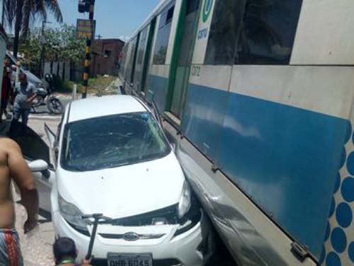 Motorista tenta cruzar linha férrea e colide com VLT em Rio largo