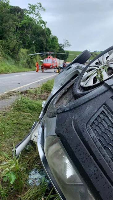 Homem fica preso às ferragens em capotamento na BR-101