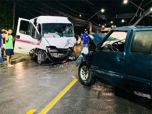 Acidente entre van e caminhonete deixa seis feridos em Rio Largo, AL