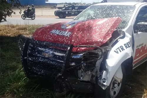 Colisão na contramão na BR-104 causa ferimentos em policiais e interrompe operação policial